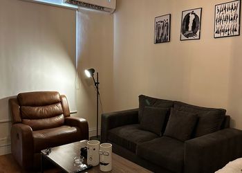 استديو بسرير ماستر وجلسة جانبية 