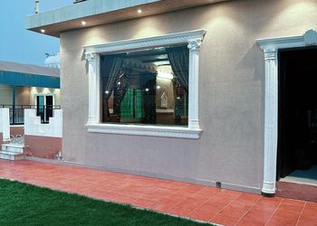 استراحة بملعب كرة قدم و طائره 