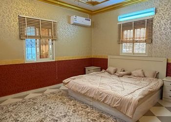دور بثلاث غرف نوم ومجالس  