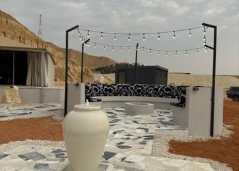 مخيم بجلسة وبإطلالة على الجبل 