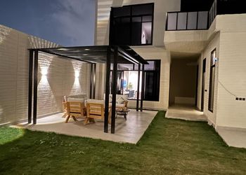 شاليه مودرن بجلسة خارجية وبلكونة