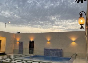 شاليه بمسطح اخضر ومسبح