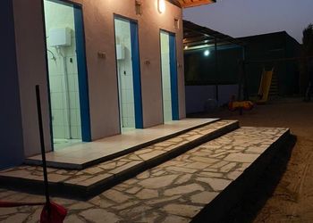 مزرعة بمسطحات خضراء وجلسة خارجية