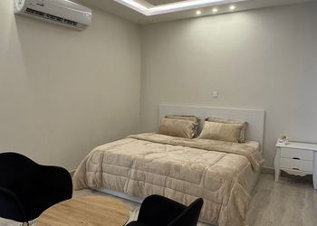 شاليه بمسطح اخضر ومسبح 