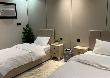 استديو بأثاث مريح وبسيط 