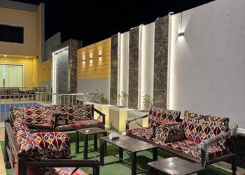 شاليه بصالة مطلة على المسبح 