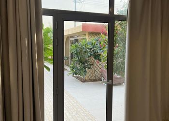 شاليه بمسبح خارجي وجلسة خارجية