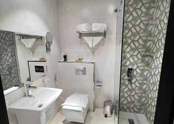 غرفة بسريرن مفردة