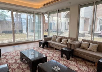 شاليه بمسطح اخضر وجلسة خارجية 