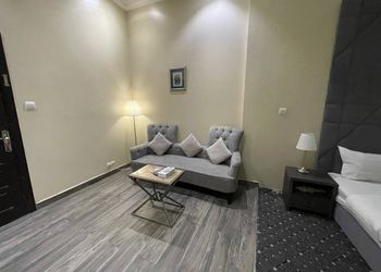 استديو بسرير ماستر وجلسة مريحة 