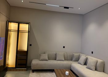 استديو بسرير ماستر وجلسة مريحة 