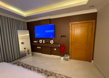 استديو بأثاث مريح وبسيط 