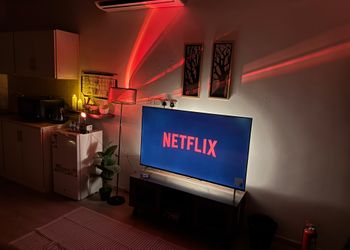 استديو بأثاث مريح وبسيط 