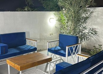 شاليه بجلسة تطل على مسبح خارجي 