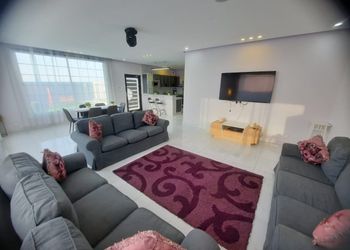 شاليه بجلسة تطل على مسبح خارجي 