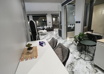 استراحة بمسطح اخضر وجلسه خارجيه