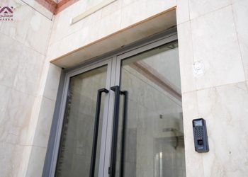 استديو بسرير ماستر وجلسة جانبية 