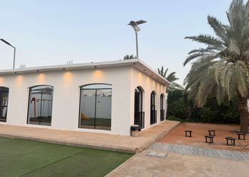 شاليه بجلسة خارجية وألعاب أطفال