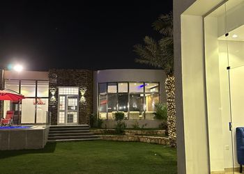 شاليه بمسبح ومسطح اخضر