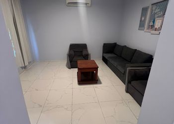 شاليه بمسطح اخضر وجلسة خارجية 