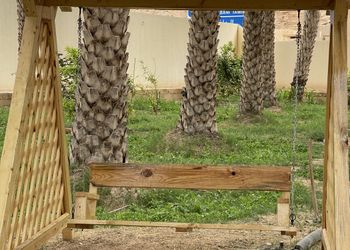 مزرعة بمسبح مطل على الحديقة
