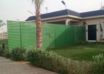 استراحة بمجالس ومسطحات خضراء