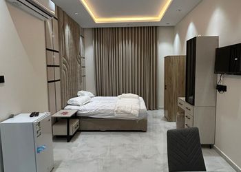 استديو بأثاث مريح وبسيط 