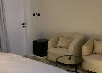 استديو بسرير ماستر وجلسة جانبية