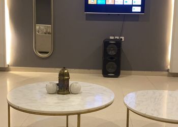 شاليه بمسطح اخضر ومسبح 