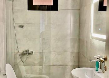 شاليه بمسطح اخضر وجلسة خارجية 
