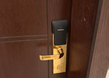 استديو بسرير ماستر وأثاث مريح 