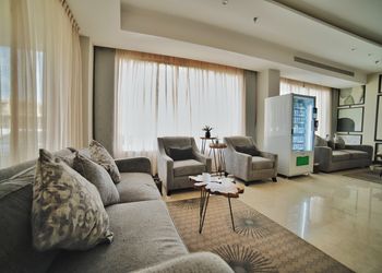 استديو بأثاث مريح وبسيط
