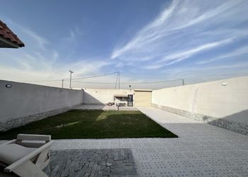 شاليه بمسطح اخضر وجلسة 