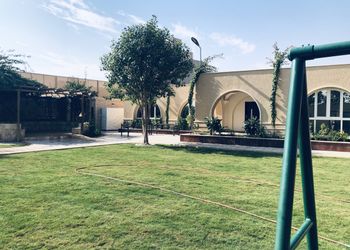 استراحة بمسطح اخضر والعاب اطفال