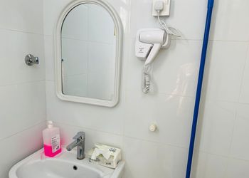 استديو بسرير ماستر وجلسة مريحة 