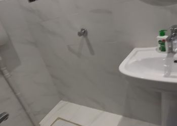 شقة بصالة مريحة وغرفتين نوم 