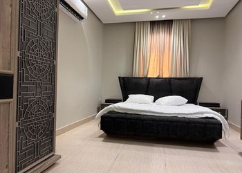 شقة بصالة ومجلس وغرف نوم