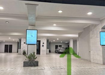 غرفة بسرير مريح وأثاث بسيط
