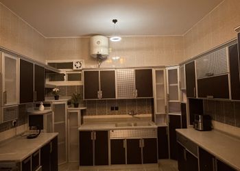 شقة بصالة مريحة وتصميم هادئ 