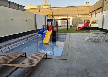 شاليه بجلسة تطل على مسبح خارجي 