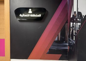 شقة بصالة وثلاث غرف نوم 