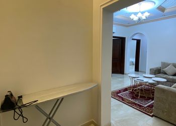 شقة بصالة واربع غرف نوم