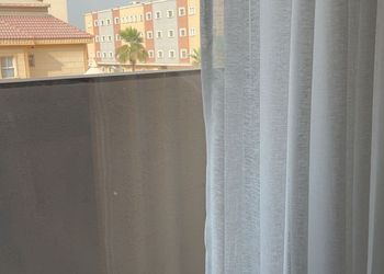 شقة بصالة أنيقة ودخول ذاتي 
