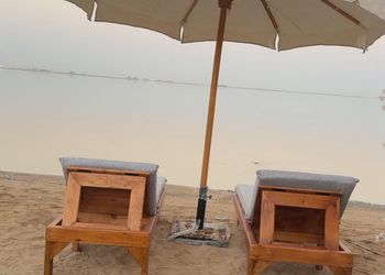 كرافان بغرفتين نوم وجلسة خارجية