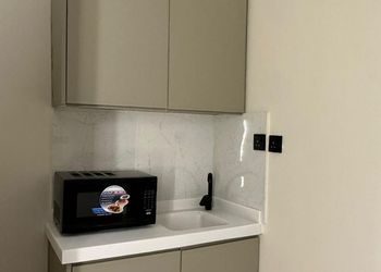 استديو بأثاث مريح وبسيط 