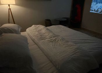 استديو بأثاث مريح وبسيط 