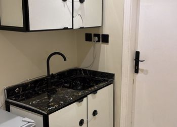 استديو بأثاث مريح وبسيط 