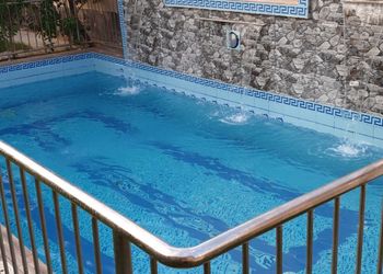 شاليه بمسطح اخضر و مسبح