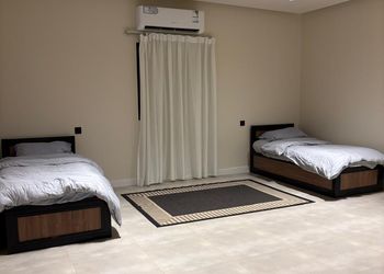 شاليه بصالة مطلة على المسبح 