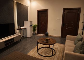 استديو بسرير مفرد وأثاث مريح 